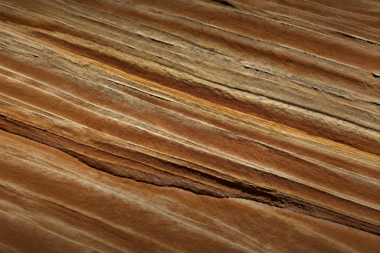 Camadas de rocha sedimentar como metáfora do envelhecimento biológico entre gerações